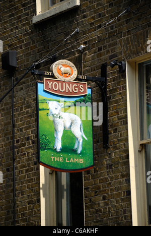 Melden Sie das Lamm-Pub, Lamb es Conduit Street, Holborn, London, England Stockfoto