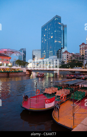 Clarke Quay und den Singapore River in der Abenddämmerung gesehen aus Riverside, Singapur Stockfoto