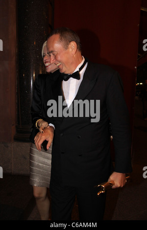 Bernd Eichinger und Frau Katja Hofmann Ankunft in Borchardt Restaurant um 23:35. Der Filmemacher, die noch in der Hand seine Lola Award Stockfoto