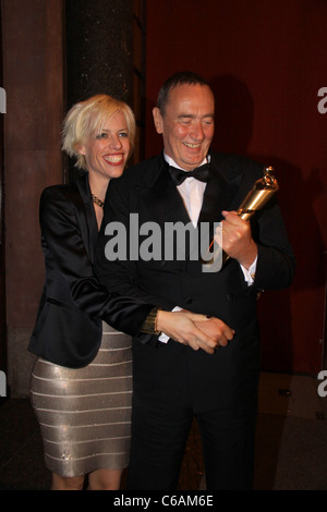 Bernd Eichinger und Frau Katja Hofmann Ankunft in Borchardt Restaurant um 23:35. Der Filmemacher, die noch in der Hand seine Lola Award Stockfoto