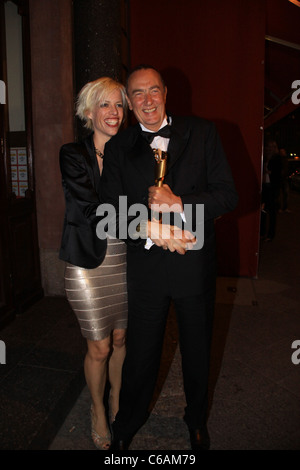 Bernd Eichinger und Frau Katja Hofmann Ankunft in Borchardt Restaurant um 23:35. Der Filmemacher, die noch in der Hand seine Lola Award Stockfoto