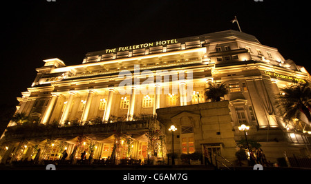 Fullerton Hotel beleuchtet in der Nacht, Singapur Stockfoto