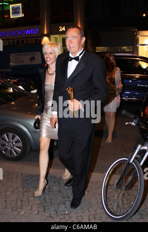 Bernd Eichinger und Frau Katja Hofmann Ankunft in Borchardt Restaurant um 23:35. Der Filmemacher, die noch in der Hand seine Lola Award Stockfoto