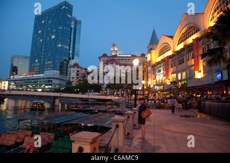 Die Restaurants und die Esplanade in Riverside Point auf dem Singapore River in der Nacht, Singapur Stockfoto