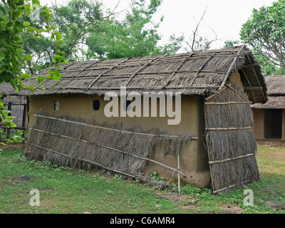 Wohnung Stil Tribal, Bodo Kacharis Hauses angezeigt in einem Museum, Madhya Pradesh, Indien Stockfoto