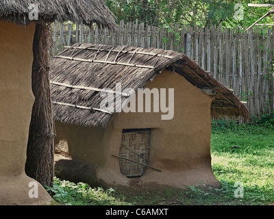 Wohnung Stil Tribal, Bodo Kacharis Hauses angezeigt in einem Museum, Madhya Pradesh, Indien Stockfoto