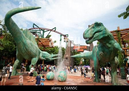 Asien-Tourismus; Menschen in der Attraktion Jurassic Park mit Modelldinosauriern in den Universal Studios in Singapur Asien. Dinosaurier-Attraktion. Stockfoto