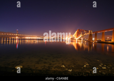 Forth Bridges, South Queensferry, Edinburgh, in der Nacht. Langzeitbelichtung Foto. Stockfoto