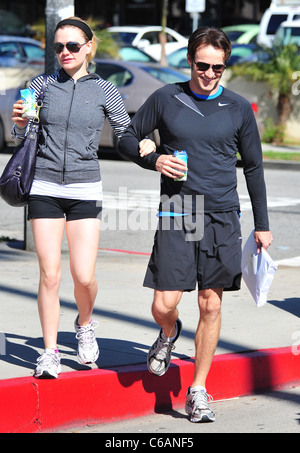 Anna Paquin und Steven Moyer Kartons von "Vita Coco", eine Kokosnuss Wasser isotonische Rehydratation trinken, trinken, beim verlassen ein Fitness-Studio in Stockfoto