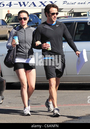 Anna Paquin und Steven Moyer Kartons von "Vita Coco", eine Kokosnuss Wasser isotonische Rehydratation trinken, trinken, beim verlassen ein Fitness-Studio in Stockfoto