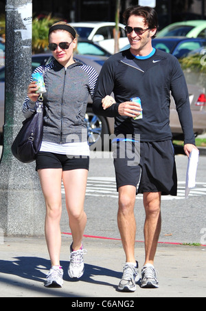 Anna Paquin und Steven Moyer Kartons von "Vita Coco", eine Kokosnuss Wasser isotonische Rehydratation trinken, trinken, beim verlassen ein Fitness-Studio in Stockfoto