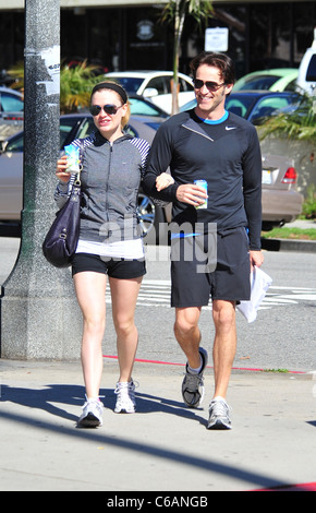 Anna Paquin und Steven Moyer Kartons von "Vita Coco", eine Kokosnuss Wasser isotonische Rehydratation trinken, trinken, beim verlassen ein Fitness-Studio in Stockfoto