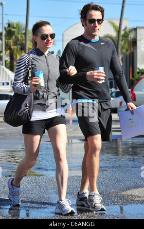 Anna Paquin und Steven Moyer Kartons von "Vita Coco", eine Kokosnuss Wasser isotonische Rehydratation trinken, trinken, beim verlassen ein Fitness-Studio in Stockfoto