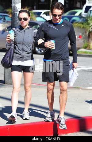 Anna Paquin und Steven Moyer Kartons von "Vita Coco", eine Kokosnuss Wasser isotonische Rehydratation trinken, trinken, beim verlassen ein Fitness-Studio in Stockfoto