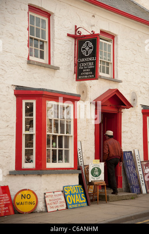 Alte Emaille Schilder zum Verkauf außerhalb Carningli Antiquitätengeschäft, Newport, Pembrokeshire Wales UK Stockfoto