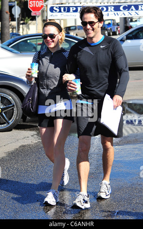 Anna Paquin und Steven Moyer Kartons von "Vita Coco", eine Kokosnuss Wasser isotonische Rehydratation trinken, trinken, beim verlassen ein Fitness-Studio in Stockfoto