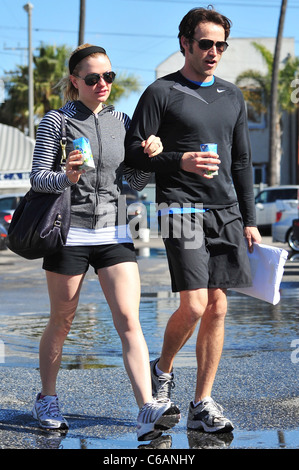 Anna Paquin und Steven Moyer Kartons von "Vita Coco", eine Kokosnuss Wasser isotonische Rehydratation trinken, trinken, beim verlassen ein Fitness-Studio in Stockfoto