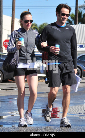 Anna Paquin und Steven Moyer Kartons von "Vita Coco", eine Kokosnuss Wasser isotonische Rehydratation trinken, trinken, beim verlassen ein Fitness-Studio in Stockfoto