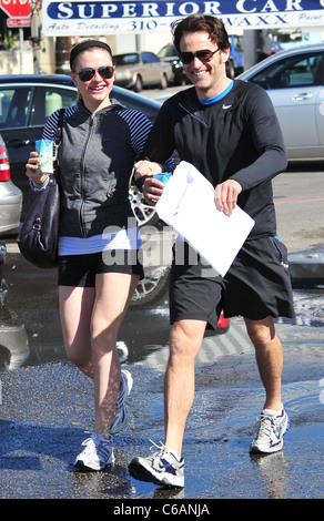 Anna Paquin und Steven Moyer Kartons von "Vita Coco", eine Kokosnuss Wasser isotonische Rehydratation trinken, trinken, beim verlassen ein Fitness-Studio in Stockfoto