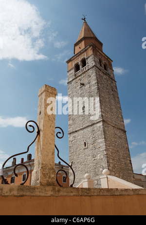 Glockenturm der Kirche Santa Maria in Umag, Kroatien. Stockfoto