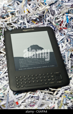 Amazon Kindle Ereader auf einem Haufen Papierschnitzel Stockfoto