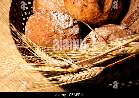 Vollkorn-Brot und Brötchen mit Ohren von Weizen und Gerste Stockfoto