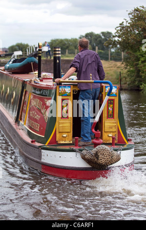 Schmale Boot betreten die Schleusentore an Zouch geschnitten auf dem Fluss Soar grenzt an Leicestershire und Nottinghamshire Stockfoto