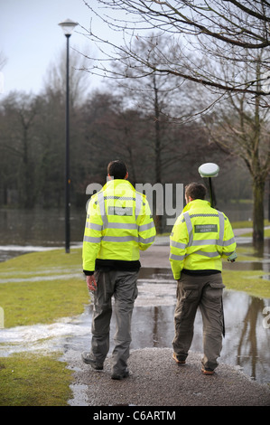 Offiziere der Umweltagentur Flut Ebenen in der Nähe von Lydney, Gloucestershire UK Überwachung mit GPS-Geräten Stockfoto