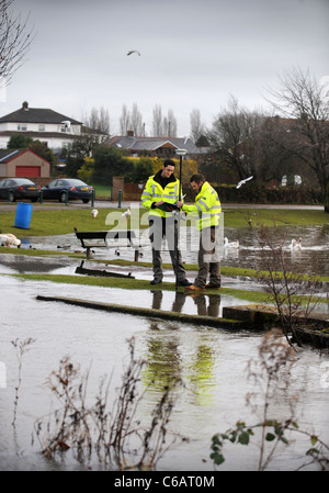 Offiziere der Umweltagentur Flut Ebenen in der Nähe von Lydney, Gloucestershire UK Überwachung mit GPS-Geräten Stockfoto