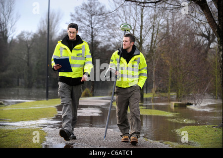 Offiziere der Umweltagentur Flut Ebenen in der Nähe von Lydney, Gloucestershire UK Überwachung mit GPS-Geräten Stockfoto