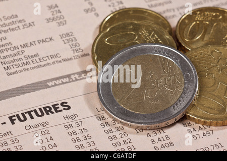 Ein Haufen von Euro-Münzen auf einer Seite der FT Stockfoto
