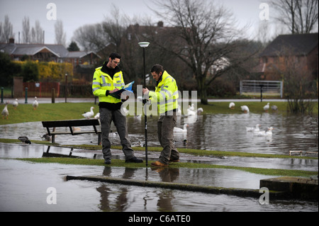 Offiziere der Umweltagentur Flut Ebenen in der Nähe von Lydney, Gloucestershire UK Überwachung mit GPS-Geräten Stockfoto