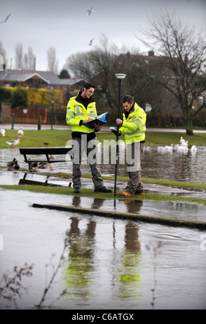 Offiziere der Umweltagentur Flut Ebenen in der Nähe von Lydney, Gloucestershire UK Überwachung mit GPS-Geräten Stockfoto