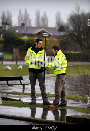 Offiziere der Umweltagentur Flut Ebenen in der Nähe von Lydney, Gloucestershire UK Überwachung mit GPS-Geräten Stockfoto