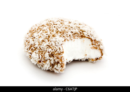 Schokolade und Kokos bedeckt Marshmallow über weiß Stockfoto