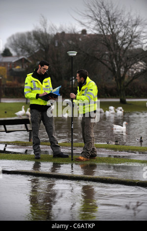 Offiziere der Umweltagentur Flut Ebenen in der Nähe von Lydney, Gloucestershire UK Überwachung mit GPS-Geräten Stockfoto