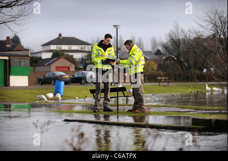 Offiziere der Umweltagentur Flut Ebenen in der Nähe von Lydney, Gloucestershire UK Überwachung mit GPS-Geräten Stockfoto