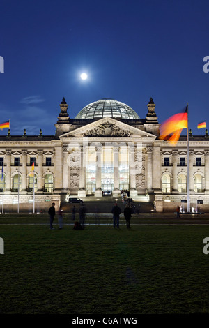 Reichstagsgebäude, beleuchtet in der Nacht, Berlin, Deutschland, Europa Stockfoto