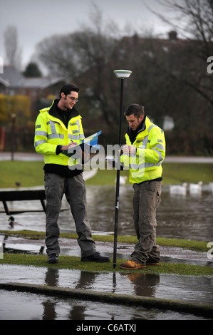 Offiziere der Umweltagentur Flut Ebenen in der Nähe von Lydney, Gloucestershire UK Überwachung mit GPS-Geräten Stockfoto