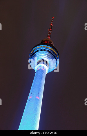 Bunt beleuchtete Fernsehturm am Alexanderplatz Square, Festival of Lights, Berlin, Deutschland, Europa Stockfoto