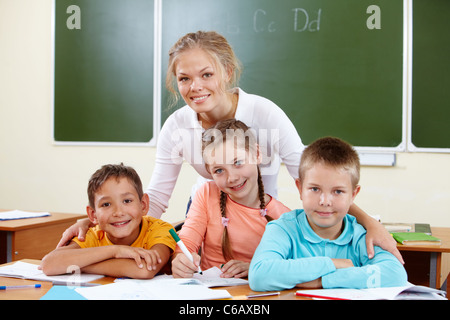 Porträt von niedlichen Schüler und Lehrer im Klassenzimmer Stockfoto