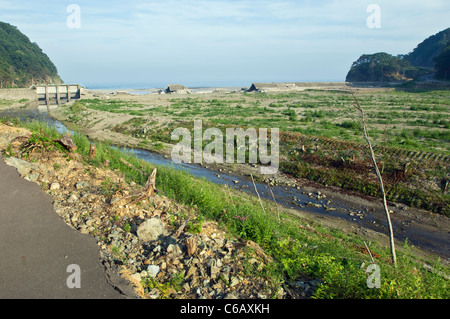 Bild zeigt Schäden an eines der Tsunami Hindernisse in Iwate. Beachten Sie auch die Schäden an der Straße im Vordergrund. Stockfoto