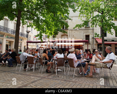 Touristen sitzen an einem schattigen Platz in Saumur, Loire-Tal, Frankreich Stockfoto