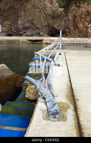 Ein kleiner Fischerhafen in Iwate mit typischen Tsunami-Schäden Stockfoto