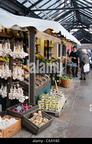 Leute einkaufen für hochwertiges Obst und Gemüse auf eine schottische Lebensmittel Markt in Großbritannien. Stockfoto