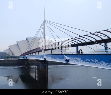 Glocken-Brücke über einen gefrorenen Fluss Clyde in Glasgow bei schlechtem Wetter. Stockfoto