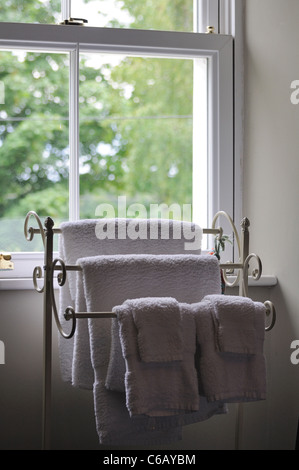 Weiße Handtücher auf Schiene unten Schiebefenster. Stockfoto