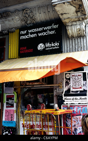 Humorvolle Werbung für Fritz-Kola außerhalb ein Lebensmittelgeschäft in Hamburgs Schanzenviertel. Stockfoto