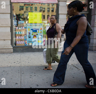 Zurück in der Schule sind Lieferungen im Fenster ein 99-Cent-Store im New Yorker Stadtteil Chelsea beworben. Stockfoto