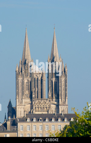 Die Westfassade mit zwei Türmen der Kathedrale von Coutances, eine gotische römisch-katholische Kathedrale in Basse-Normandie. Stockfoto